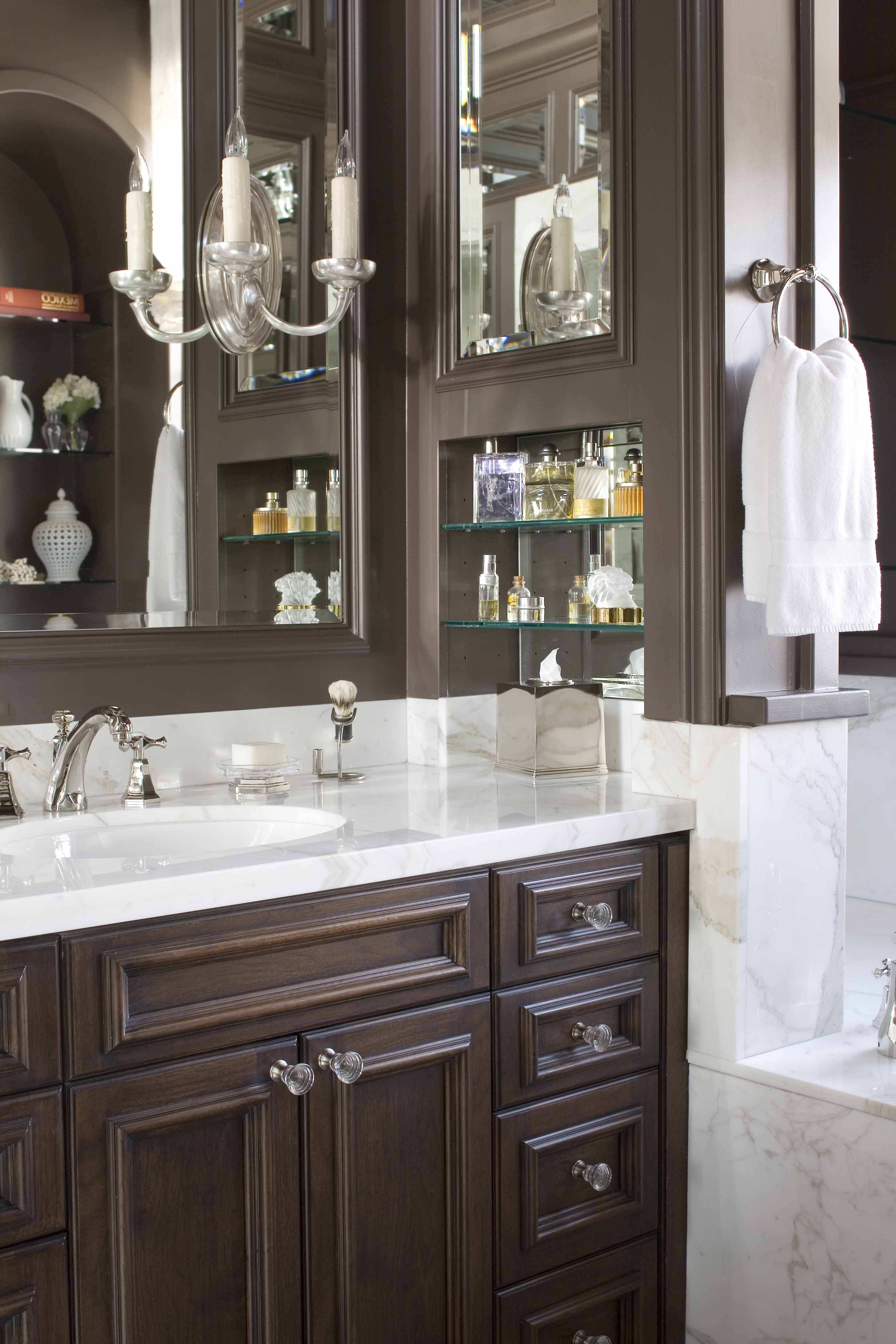 Rich Wood Traditional Kitchen & Bath — Interior design by company kd